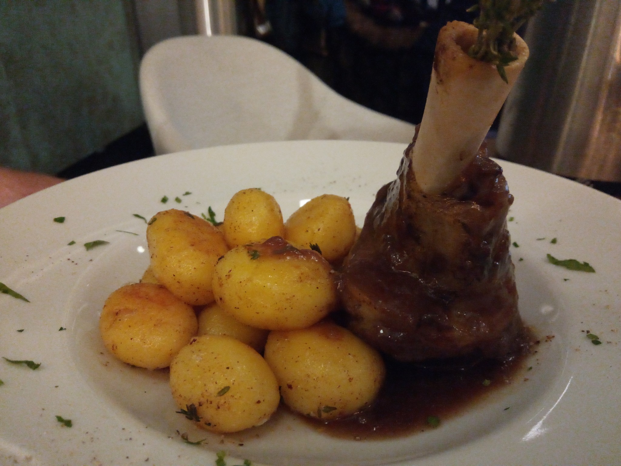 Lammstelze mit Kartoffeln - ENZO - Wien