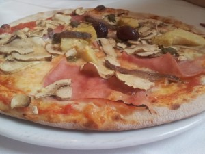 Pizza Quattrostagioni (lecker!). - Isola Bella - Bregenz