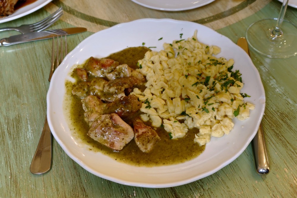 Zum Renner - Welsragout in Bärlauchsauce mit Nockerln - ungewöhlich, aber ... - Zum Renner - Wien