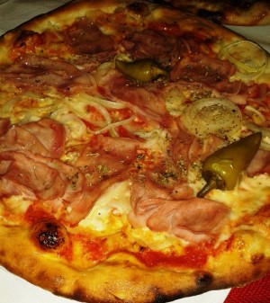 Pizzeria Adamo  - Pizza mit Prosciutto Cotto, Zwiebel &amp; Pfefferoni