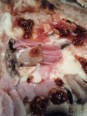 Pizzeria Angolo 22 - Pizza &#039;Cotto e Funghi&#039; (€ 10,50)