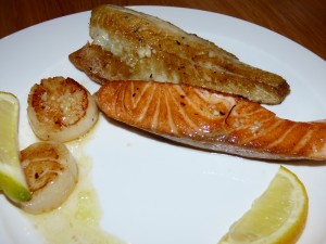 gegrillter Lachs, Wolfsbarsch &amp; Jakobsmuscheln