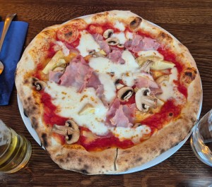 Pizza Capricciosa 14,90
Tomatensoße, Mozzarella, Beinschinken, Artischocken, ... - daAurora - Bad Vöslau