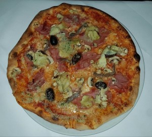 Pizza Capricchiosa mit herrlich viel Knoblauch - Tiziano - Wien