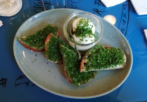 Zwei Eier im Glas und ein Schnittlauchbrot, sau geiles Frühstück! So einfach so gut!