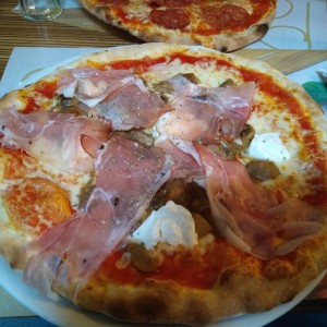Pizza Celentano (Tomate, Mozzarella, Steinpilze, Büffelmozzarella, Speck) - Pizzeria Modena - Wien