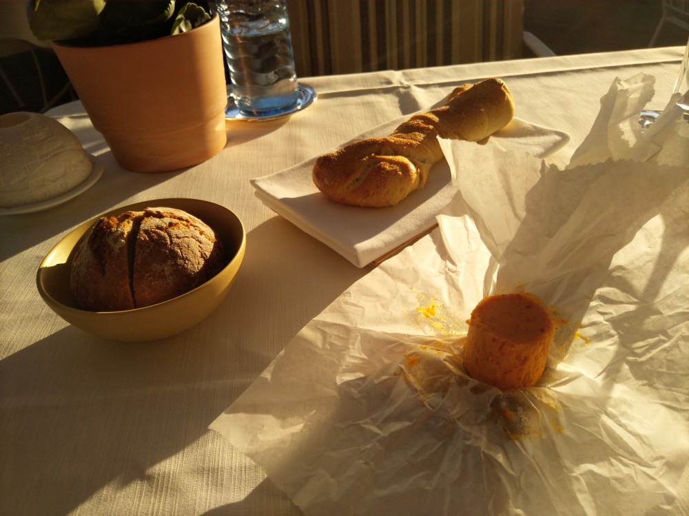 hausgebackenes Brot/Weissbrot mit Salz-und Chilibutter vorab - Le Ciel - Wien