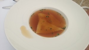 Rindsuppe ("Beef Tea") mit Tafelspitzravioli - Chalet Moeller - Wien
