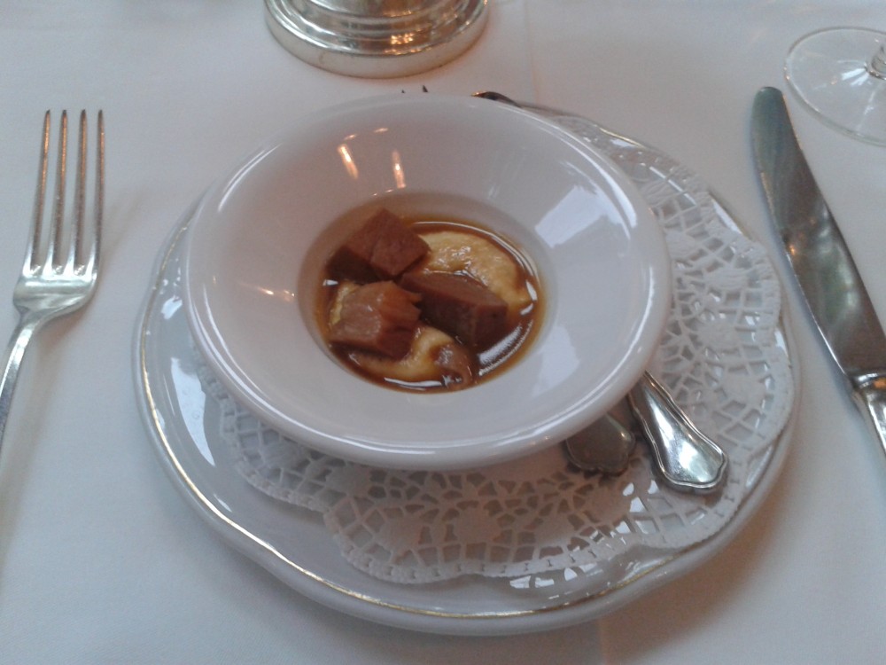 Gruß aus der Küche: Lammragout mit Rosmarin-Erdäpfelpüree - Restaurant Florian im Parkhotel Graz - Graz
