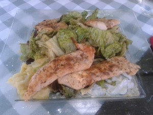 Gegrillte Hühnerbruststreifen auf Salat