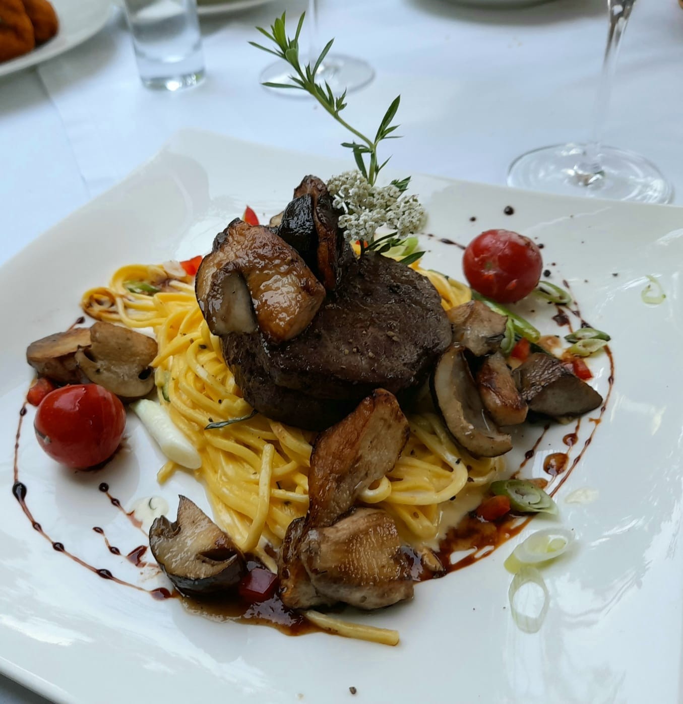 Handgemachte Nudeln mit Rinderfilet und Pilzen - Waldgasthof Schimanszky - BERNDORF
