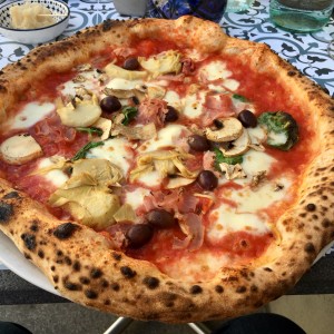 Die herrlich luftige Pizza Capricciosa - Via Toledo - Wien