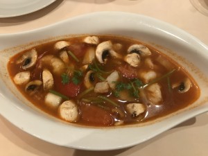 Suppe mit Meeresfrüchte und Pilze