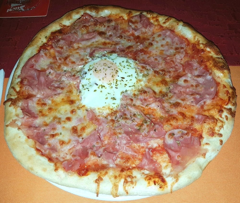 Pizza Cardinale mit Ei - Cafe Time Out - Neuhaus