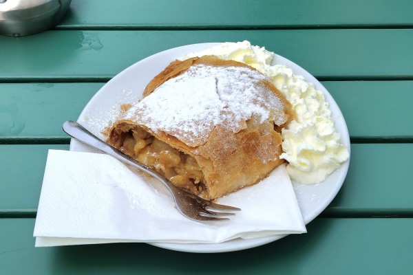 Café Pavillon - Apfelstrudel - einer von den wirklich guten - Café Pavillon Schlosspark Schönbrunn - Wien