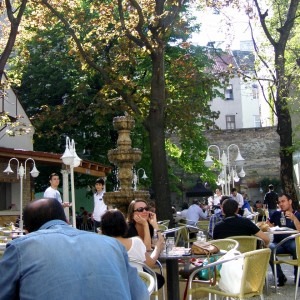 Blick in den weitläufigen Hinterhofgarten. - Restaurant Kent - Wien