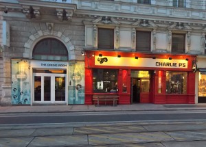 Dining links der helle Lokalteil, in rot das Pub.... - Charlie P's - Wien