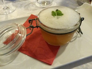 Consommé von papriziertem Landhendl, Orangenlikör Schaum