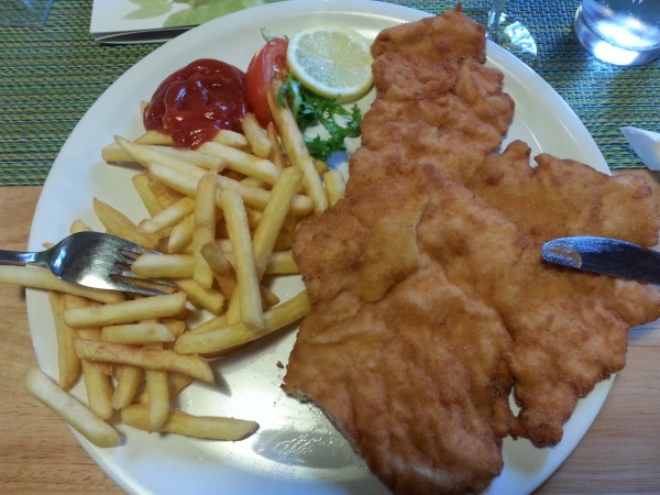 Surschnitzel mit Pommes (statt gemischtem Salat) - Gasthaus Pfeiffer - Mörbisch