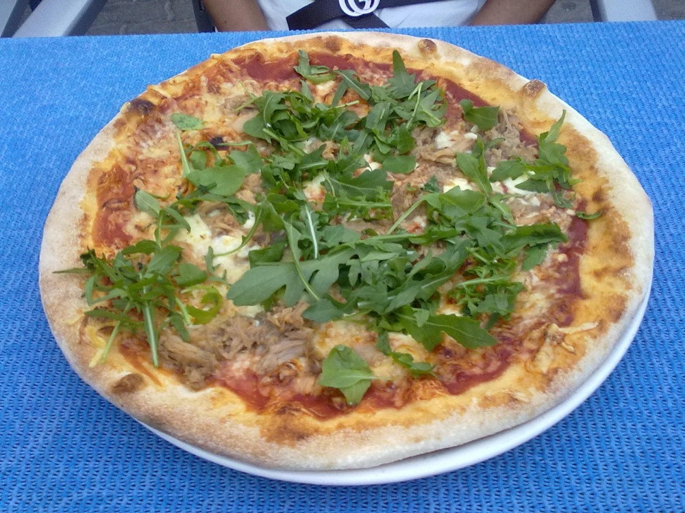 Pizza mit Thunfisch, Rucola und Feta Käse - Pasta - Mödling