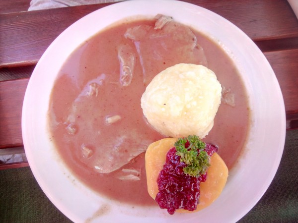 Rindsbraten mit Waldviertler Knödel und Preiselbeerpfirsich - Mohnwirt - Sallingberg