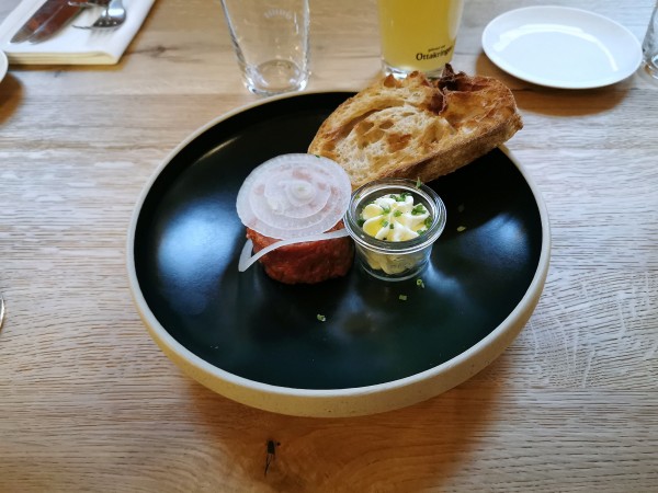 Stern - Vospeisen Beef Tartar- sehr gut, nur a wengl primitv angerichtet - Stern - Wien