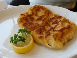 Gebackenes Schnitzel vom Schweinerücken mit kleinem gemischten Salat um ... - Gasthof Alpenblick - Sulzberg