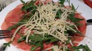 Carpaccio vom Rind mit Rucola und Parmesanspänen