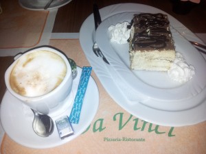 Cappuccino mit Tiramisu (2,70 + 4,50 Euro). - Pizzeria Da Vinci - Hard