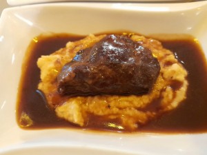 geschmortes Backerl vom Premiumschwein
Rotweinsauce / Trüffelpolenta € 6,50 - Mayrhofer´s Genussbeisl - Mondsee