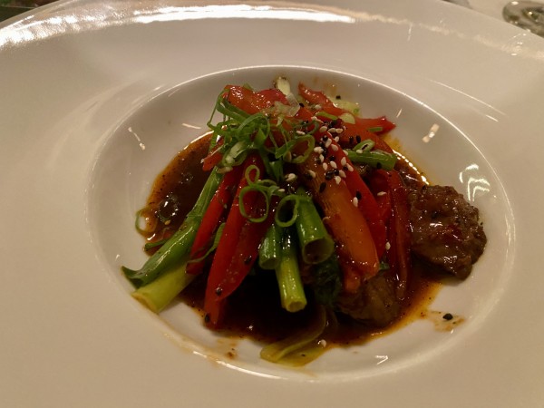 Szechuan Beef - zartes Rinderfilet trifft auf Paprika & Chili… viel Chili. - Fux - LECH am Arlberg
