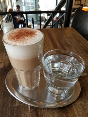 Cafe Latte plus Wasser - Nahid Kaffeehaus - Wien