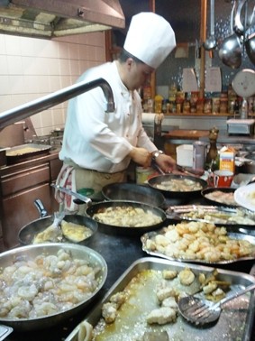 Aschermittwochbuffet: Der Chef persönlich brät in der Küche für jeden den/die ausgesuchten Fische