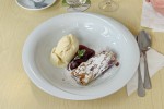 Blauensteiner - Zwetschkendstrudel mir Röster (das Eis hätte ich nicht gerbraucht, es gab leider ...