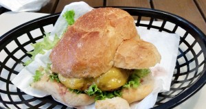 Burger mit extra Cheddar - Omnom Burger - Wien