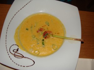 Karotten-Ingwercremesuppe mit gegrillten Garnelen (4,80 Euro). - Gasthaus Krone - Hörbranz