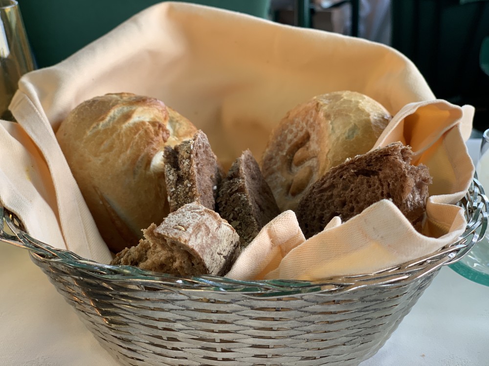 Wachauer und sehr, sehr gutes Brot als Gedeck, mit gesalzener Butter, ... - Hotel Schloß Dürnstein - Dürnstein