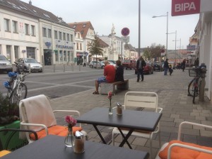 Blick vom Gastgarten auf den Stadtplatz