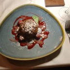 Schokolade–Nougat-Eistrüffel mit weißem Pfirsichmark und Himbeerpüree - Da Capo - Wien