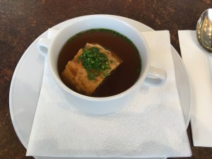 Rindsuppe mit Fleischstrudel - Herzog´s Bierbotschaft - Wundschuh