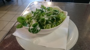 grüner Salat zu Käsespätzle, leider in unmengen Knoblauchdressing ertränkt (statt ...