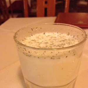 Joghurt mit Mineralwasser, Salz und Minze. - Hafes - Wien
