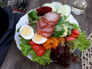 Salatschüssel mit Ei und Speck - Buschenschank Weinek - Kulm