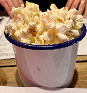 Popcorn als Gedeck, witzig.