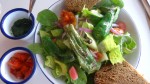 Salat mit Avocado, Ofenparadeiser, Pimentos, Babyspinat, roter Zwiebel, ... - Slow Tacos - Wien