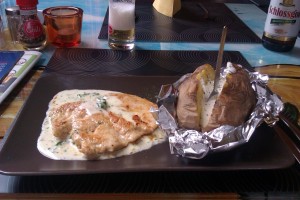 Hühnerbrust mit Mezcal-Rahmsauce und Ofenkartoffel - Restaurant La Vista / Salud Homeservice - Klagenfurt