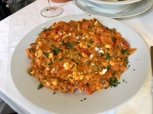 Misch Masch, verrührtes Omelette aus Zwiebeln, Paprika, Tomaten, Schafkäse und Eiern