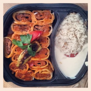Beyti Kebab mit Tomatensauce, Joghurt und Reis