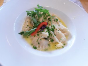 Hausgemachte Kasnudeln mit Butter und Schnittlauch