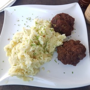 Fleischlaberl mit Püree - Cafe Savoy - Wien